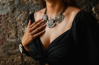 De dikke ketting maakt opeens elk voorjaarsoutfit af