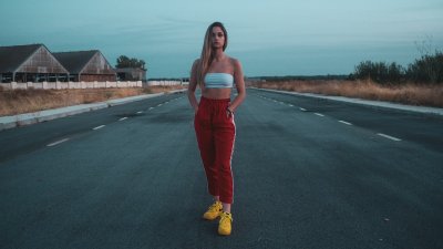 De rode jeans is opeens dé verrassing van deze zomer