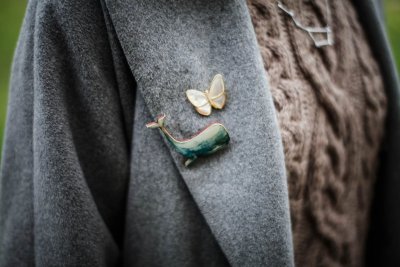 De broche is terug en dit keer draag je hem overal