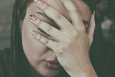 Je migraine houdt zich aan je cyclus, niet aan toeval