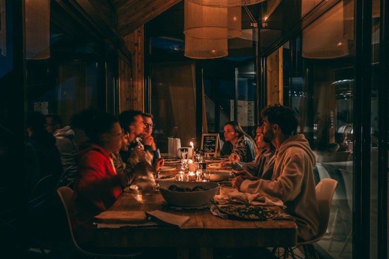 Langer aan tafel blijven zitten maakt je echt gelukkiger