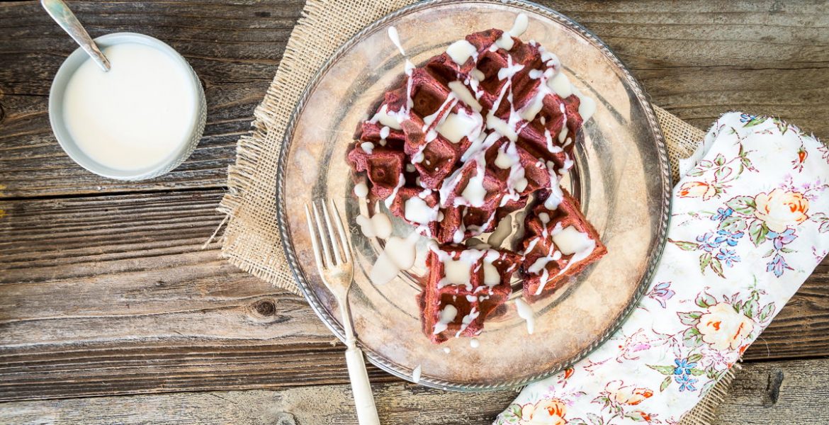 Zo maak je je eigen geglazuurde red-velvet wafels... Dag goede voornemens!