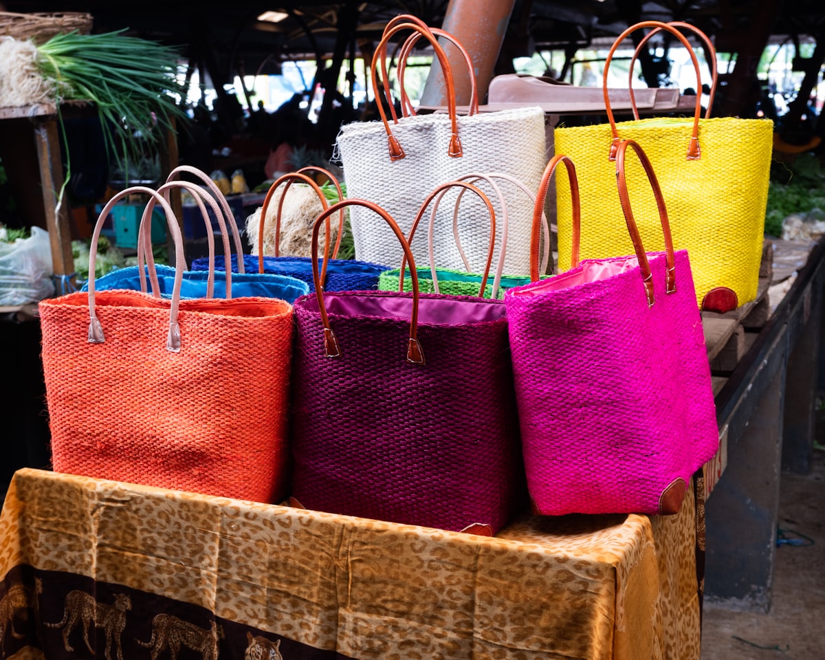 Raffia zit deze zomer overal, niet alleen op je strandtas