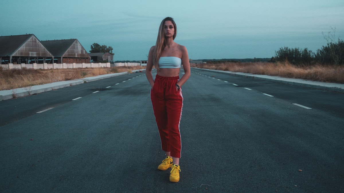 De rode jeans is opeens dé verrassing van deze zomer